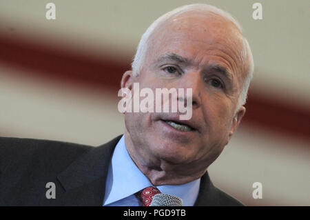 FAIRFIELD, CT - 3 février : candidat présidentiel républicain U.S. Sen. John McCain (R-AZ) au cours d'une campagne à l'apparence de l'Université du Sacré-Cœur, le 3 février 2008 à Fairfield, Connecticut. McCain est leader dans la plupart des sondages sur l'ancien candidat rival Massachusetts Gov. Mitt Romney avant le plus grand "Super Mardi" dans l'histoire américaine People : Cindy McCain, John McCain Banque D'Images