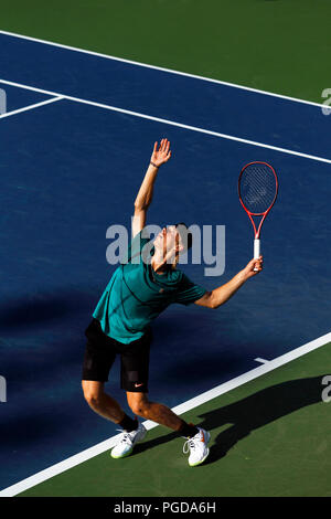 New York, N.Y, 25 août 2018 - US Open Tennis pratique : Denis Shapovalov du Canada La pratique de son siège à la Billie Jean King National Tennis Center de Flushing Meadows, New York, que les joueurs prêts pour l'US Open qui débute lundi. Crédit : Adam Stoltman/Alamy Live News Banque D'Images