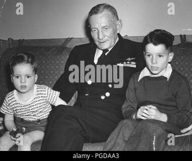 Jun 15, 1951 - John Mccain (R), plus jeune frère JOE MCCAIN (L) et son grand-père l'amiral JOHN SIDNEY MCCAIN Senior (Endroit exact inconnu). John Sidney McCain III (né le 29 août 1936) est le premier sénateur américain de l'Arizona et candidat du Parti Républicain présomptif à la présidence des États-Unis dans les prochaines élections de 2008. Pendant la guerre du Vietnam, il a presque perdu sa vie dans l'USS Forrestal fire 1967. Plus tard cette année, alors que sur une mission de bombardement sur le Nord du Vietnam, il a été abattu, gravement blessé, et capturé en tant que prisonnier de guerre par les Nord-vietnamiens. Il a passé cinq ans et demi Banque D'Images