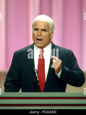 La Nouvelle-Orléans, Louisiane, Etats-Unis. Août 15, 1988. Le sénateur américain John McCain (républicain de l'Arizona), lors de la Convention nationale républicaine de 1988 au Superdome à La Nouvelle-Orléans, Louisiane le lundi 15 août, 1988. McCain est le candidat républicain présomptif 2008 pour le poste de président de l'United States.Credit : Arnie Sachs/CNP Crédit : Arnie Sachs/CNP/ZUMA/Alamy Fil Live News Banque D'Images