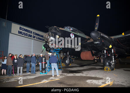 Nanton, Canada. 24 août, 2018. Le Bomber Command Museum of Canada visiteurs alignent pour un tour de pilotage de Lancaster. L'événement fait partie d'une commémoration du 75e anniversaire de la Raid Dambusters pendant la Seconde Guerre mondiale. Rosanne Tackaberry/Alamy Live News Banque D'Images