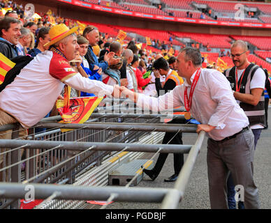 Le stade de Wembley, Londres, Royaume-Uni. Août 25, 2018. Ladbrokes Rugby Challenge Cup Final, des Dragons Catalans contre Warrington Wolves ; des Dragons Catalans l'entraîneur-chef Steve McNamara célèbre avec les fans après la victoire de ses équipes : Action Crédit Plus Sport/Alamy Live News Banque D'Images