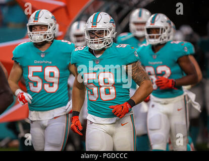 Miami Gardens, Florida, USA. Août 25, 2018. Le secondeur Frank Ginda Dolphins de Miami (58) entre dans le champ avec ses coéquipiers pour une saison NFL football match entre les Ravens de Baltimore et les Dolphins de Miami au Hard Rock Stadium de Miami Gardens, en Floride. Crédit : Mario Houben/ZUMA/Alamy Fil Live News Banque D'Images