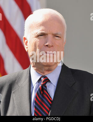 Washington, DC - 5 mars 2008 -- United States le sénateur John McCain (républicain de l'Arizona), la présomption de 2008 candidat républicain à la présidence des États-Unis à l'écoute que le président des États-Unis George W. Bush, non représentée, fait une déclaration à la Roseraie de la Maison Blanche lui approuvant le mercredi 5 mars 2008.Credit : Ron Sachs/CNP - AUCUN FIL SERVICE - Photo : Ron Sachs/consolidé/dpa | conditions dans le monde entier Banque D'Images