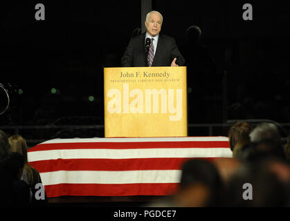 Boston, MA - 28 août 2009 -- United States le sénateur John McCain (républicain de l'Arizona) parle au cours de la célébration de la vie Service commémoratif pour le sénateur Edward Kennedy à la John F. Kennedy Library à Boston, Massachusetts, USA 28 août 2009. Le sénateur Edward Kennedy, 77, est mort le 25 août 2009 après une bataille de 14 mois d'un cancer du cerveau.Credit : CJ Gunther - Piscine via CNP - AUCUN FIL SERVICE - Photo : Cj Gunther/consolidé - Piscine/dpa | conditions dans le monde entier Banque D'Images