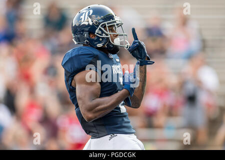 Houston, USA. 25 août 2018. Les hiboux de riz d'utiliser de nouveau Austin Walter (2) célèbre son touchdown au cours du 1er trimestre d'un NCAA football match entre la Prairie View A & M Panthers et les hiboux du Riz Riz au Stadium de Houston, TX. Le riz a gagné le match 31 à 28.Trask Smith/CSM Crédit : Cal Sport Media/Alamy Live News Banque D'Images