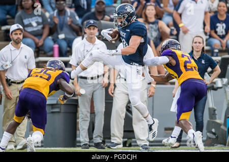 Houston, USA. 25 août 2018. Les hiboux de riz américain Austin Trammel (10) haies un défenseur au cours du 2e trimestre d'une NCAA football match entre la Prairie View A & M Panthers et les hiboux du Riz Riz au Stadium de Houston, TX. Le riz a gagné le match 31 à 28.Trask Smith/CSM Crédit : Cal Sport Media/Alamy Live News Banque D'Images