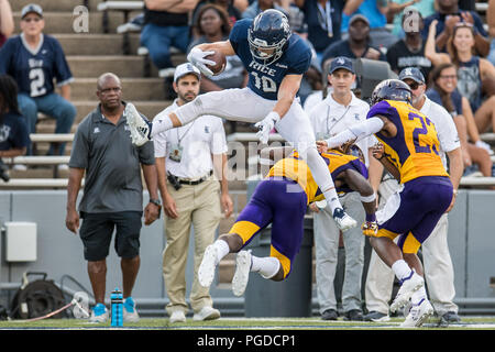 Houston, USA. 25 août 2018. Les hiboux de riz américain Austin Trammel (10) haies un défenseur au cours du 2e trimestre d'une NCAA football match entre la Prairie View A & M Panthers et les hiboux du Riz Riz au Stadium de Houston, TX. Le riz a gagné le match 31 à 28.Trask Smith/CSM Crédit : Cal Sport Media/Alamy Live News Banque D'Images