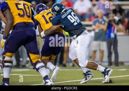 Houston, USA. 25 août 2018. Les hiboux de riz s'attaquer défensives (96) Abercrumbia Zach fait descendre Prairie View A & M Panthers quarterback Jalen Morton (12) lors du 3ème quart d'NCAA football match entre la Prairie View A & M Panthers et les hiboux du Riz Riz au Stadium de Houston, TX. Le riz a gagné le match 31 à 28.Trask Smith/CSM Crédit : Cal Sport Media/Alamy Live News Banque D'Images