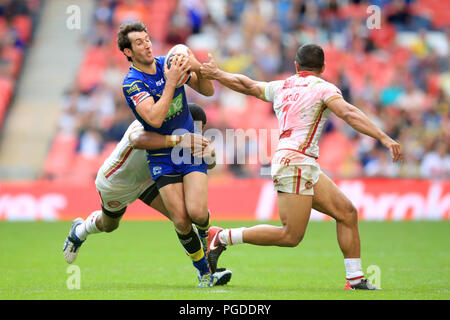 Warrington Wolves' Stefan Ratchford (centre) est abordé au cours de la finale de la Coupe du Défi de Ladbrokes au stade de Wembley, Londres. Banque D'Images