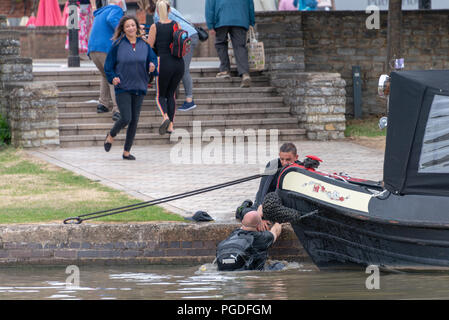 Stratford upon Avon, Warwickshire, Angleterre Royaume-uni 9 août 2018 l'homme d'être secouru de tomber dans l'eau après lutte avec femme court dans l'aide Banque D'Images