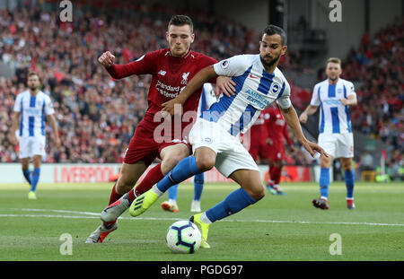 Le centre de Liverpool, Andrew Robertson (à gauche) et de Brighton & Hove Albion Leon Balogun au cours de la Premier League match à Anfield, Liverpool. Banque D'Images