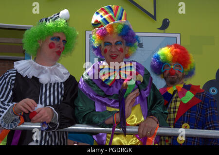 Clowns déguisés en tant que participants au défilé de la fierté LGBT 2018 Manchester Banque D'Images