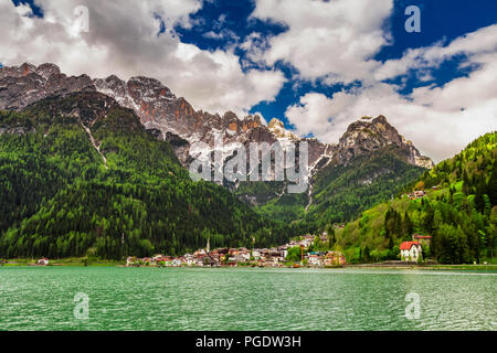 Belle petite ville au bord du lac en Dolomites, Italie Banque D'Images