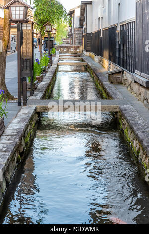 Voie navigable avec des poissons à Gifu au Japon Banque D'Images