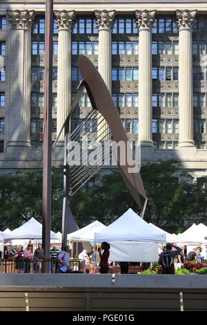 La célèbre Picasso art appelé 'Chicago', debout au milieu du centre-ville de Daley Plaza farmer's market sur une journée ensoleillée. Banque D'Images