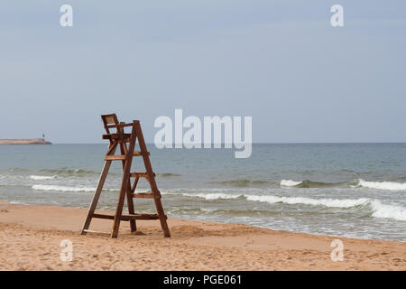 Une case vide lifeguard Tower avec vue sur l'océan à la plage. Banque D'Images