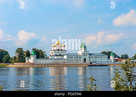 Belle vue de la Sainte Trinité monastère Ipatiev en Russie dans la ville de Kostroma, sur la Volga. Banque D'Images