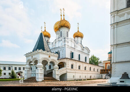 Belle vue de la Sainte Trinité monastère Ipatiev en Russie dans la ville de Kostroma, sur la Volga. Banque D'Images