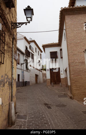 Août 2017 - une rue à Grenade, Espagne, dans quartier historique Albaycin, reconnu comme site du patrimoine mondial de l'Unesco Banque D'Images