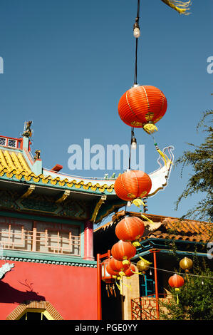 Des lanternes en papier rouge suspendu à l'architecture d'inspiration asiatique dans Chinatown Los Angeles Banque D'Images