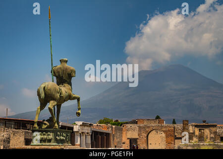 Pompéi, près de Naples, Italie - 1 juin 2018 - statue "Centauro" par l'artiste polonais moderne Igor Mitoraj, surplombant les ruines de Pompéi Banque D'Images