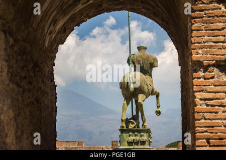 Pompéi, près de Naples, Italie - 1 juin 2018 - statue "Centauro" par l'artiste polonais moderne Igor Mitoraj, surplombant les ruines de Pompéi Banque D'Images