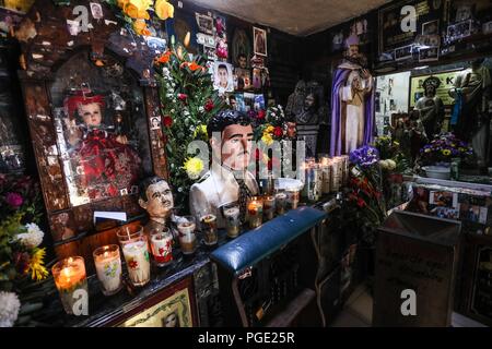 Autel en l'honneur de Jesús Malverde qui est vénéré comme Saint qui attire chaque jour des centaines de disciples à sa chapelle de Culiacan Sinaloa. Iglecia, Banque D'Images