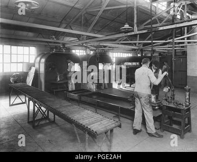 Les moteurs d'avion Hispano-Suiza ; Wright-Martin Aircraft Corp., New Brunswick, NEW JERSEY. L'émaillerie chemises d'eau Banque D'Images