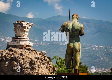 Pompéi, près de Naples, Italie - 1 juin 2018 - statue moderne par l'artiste polonais Igor Mitoraj, surplombant les ruines de Pompéi Banque D'Images