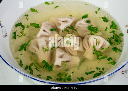 Khinkali géorgienne aux herbes soupe Banque D'Images