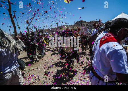 Fariseos celebran la Resurrección de Jesucristo con la quema del Judas y las coloridas escenario que portaron como penitencia durante toda la Cuaresma Banque D'Images