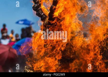 Fariseos celebran la Resurrección de Jesucristo con la quema del Judas y las coloridas escenario que portaron como penitencia durante toda la Cuaresma Banque D'Images