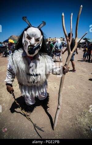 Fariseos celebran la Resurrección de Jesucristo con la quema del Judas y las coloridas escenario que portaron como penitencia durante toda la Cuaresma Banque D'Images