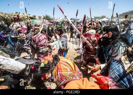 Fariseos celebran la Resurrección de Jesucristo con la quema del Judas y las coloridas escenario que portaron como penitencia durante toda la Cuaresma Banque D'Images