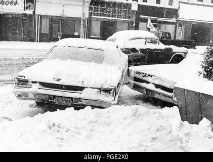 Snowbound bloqué latéralement sur voiture Street Novembre 1966 Banque D'Images