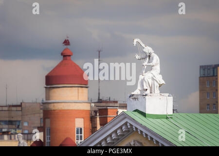 Chelyabinsk, Russie - le 10 juin 2018 - Les statues sur le toit de Chelyabinsk State Academic Opera and Ballet Theatre Banque D'Images