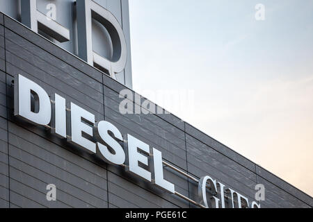 BELGRADE, SERBIE - août 21, 2018 : Logo Diesel sur leurs principaux shop pour Belgrade. Le diesel est une société italienne spécialisée dans la vente au détail de vêtements de denim un Banque D'Images