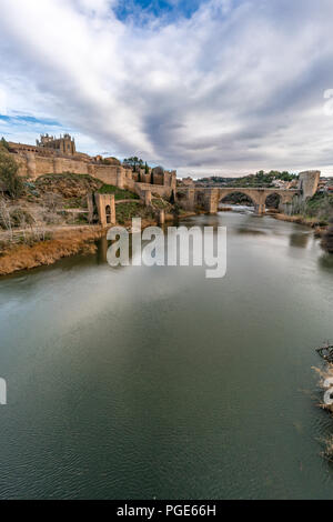 Vue de Tolède murs, Monastère de San Juan de los Reyes et Puente de San Martin Pont sur le Tage (Tajo) Banque D'Images