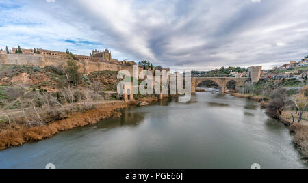 Vue de Tolède murs, Monastère de San Juan de los Reyes et Puente de San Martin Pont sur le Tage (Tajo) Banque D'Images