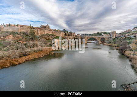 Vue de Tolède murs, Monastère de San Juan de los Reyes et Puente de San Martin Pont sur le Tage (Tajo) Banque D'Images