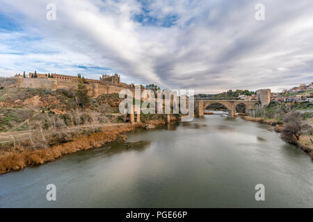 Vue de Tolède murs, Monastère de San Juan de los Reyes et Puente de San Martin Pont sur le Tage (Tajo) Banque D'Images