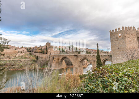 Vue de Tolède murs, Monastère de San Juan de los Reyes et Puente de San Martin Pont sur le Tage (Tajo) Banque D'Images