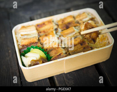 Le fameux congre lunch box (anagomeshi, anago meshi, anago-meshi) à partir de l'Ueno restaurant Anagomeshi dans Miyajima-guchi, Japon. Banque D'Images