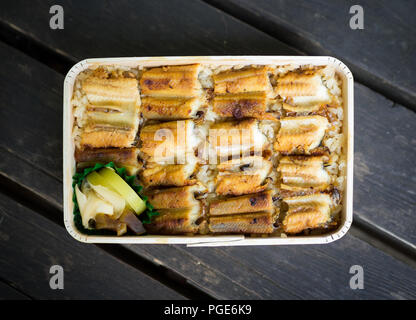 Le fameux congre lunch box (anagomeshi, anago meshi, anago-meshi) à partir de l'Ueno restaurant Anagomeshi dans Miyajima-guchi, Japon. Banque D'Images