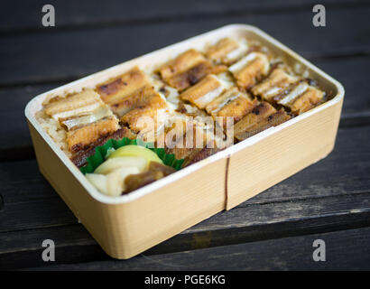 Le fameux congre lunch box (anagomeshi, anago meshi, anago-meshi) à partir de l'Ueno restaurant Anagomeshi dans Miyajima-guchi, Japon. Banque D'Images