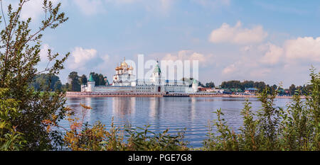 Belle vue de la Sainte Trinité monastère Ipatiev en Russie dans la ville de Kostroma, sur la Volga, panorama. Banque D'Images