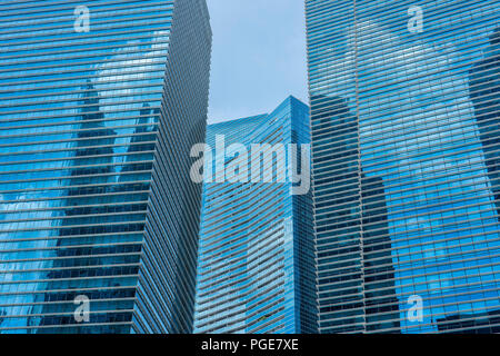 Singapour - le 11 août 2018 : bleu de grands bâtiments sur un fond de ciel bleu Banque D'Images