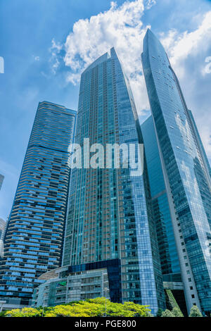 Singapour - le 11 août 2018 : grand verre bleu d'habitation en copropriété Banque D'Images