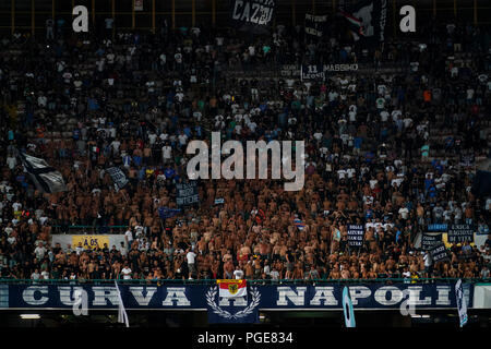 Naples, Italie. Août 25, 2017. Naples - Italie 25/08/2018 les partisans du SSC Napoli Serie vu lors d'un match entre S.S.C. NAPOLI et le Milan AC au stade San Paolo de Naples. Score final S.S.C. NAPOLI - AC. MILAN 3-2 Crédit : Emanuele Sessa/Pacific Press/Alamy Live News Banque D'Images